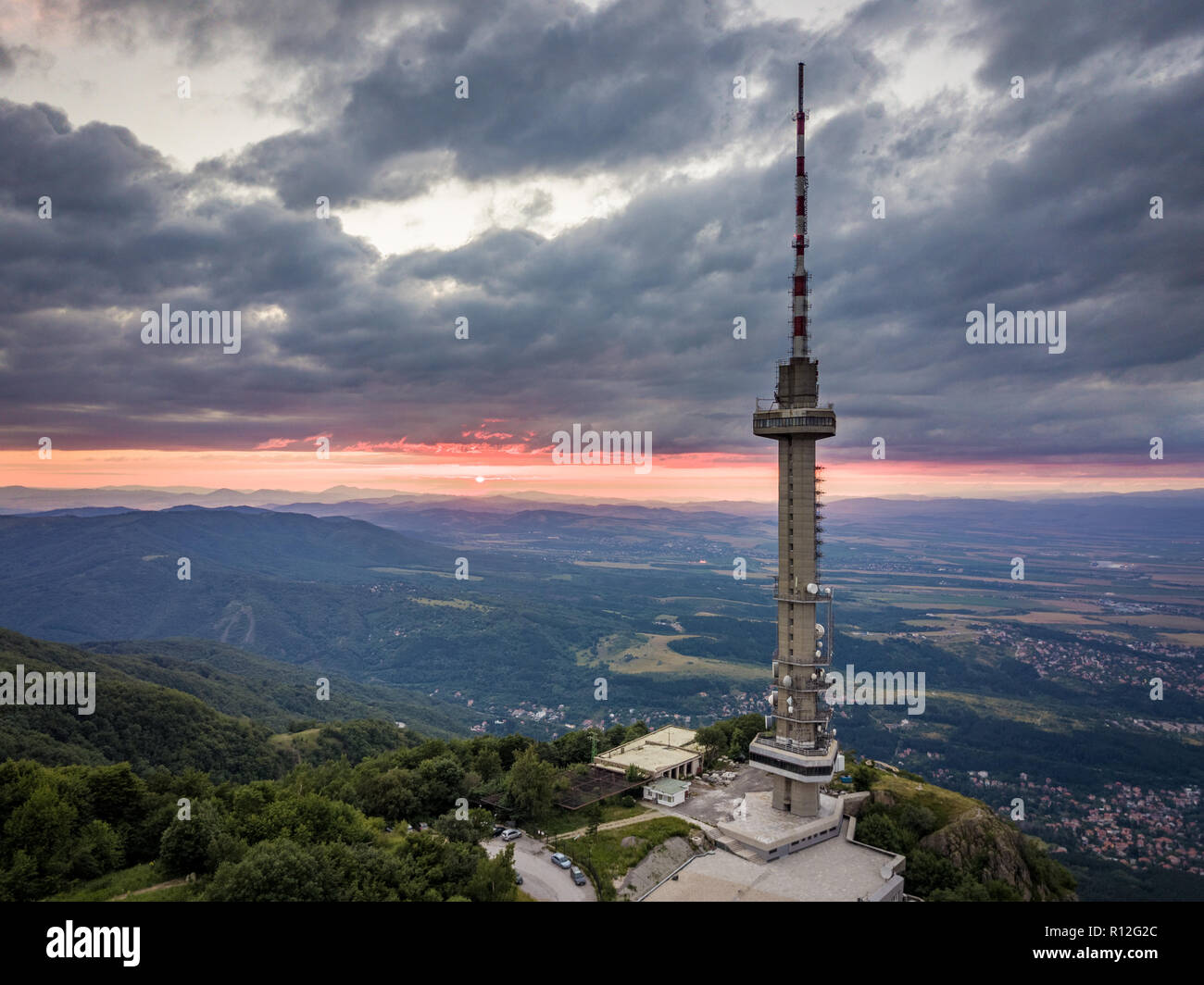 La torre della TV di Sofia, Bulgaria - sulla sommità del Monte Vitosha - antenna bello girato al tramonto - con una fantastica posizione con vista sulla città Foto Stock