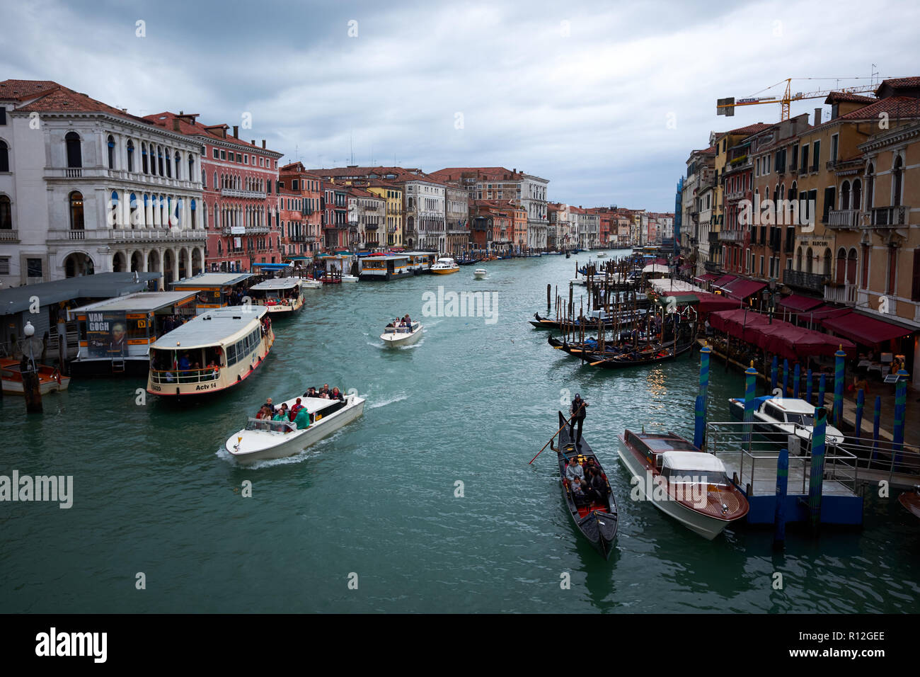 Venezia / Italia - 3 Novembre 2018: Guardando a valle del ponte di Rialto di Venezia lungo il Canal Grande fiancheggiata da edifici storici. Foto Stock