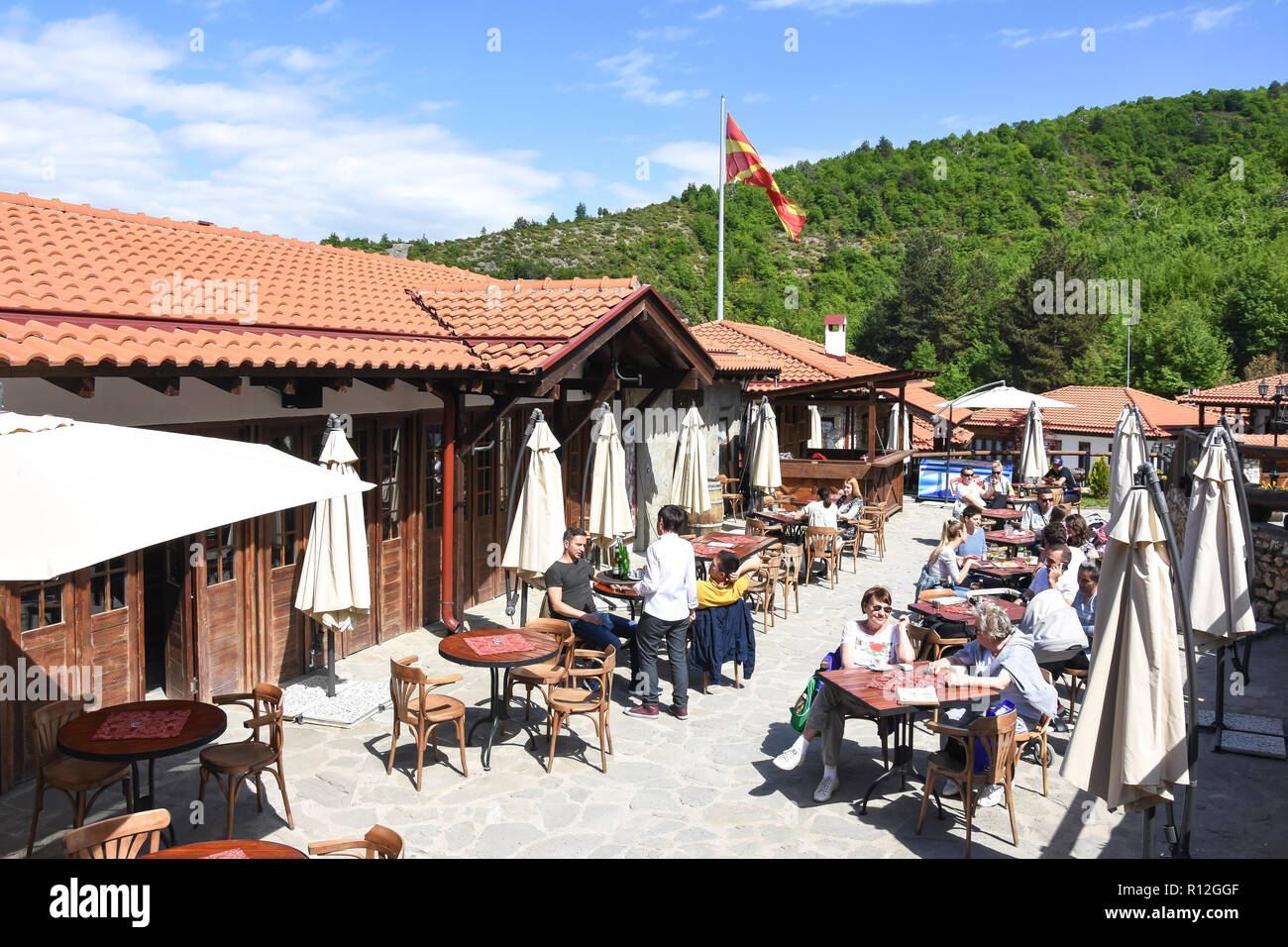 Il ristorante sulla terrazza all'aperto, macedone Village Resort, Gorno Nerezi, Skopje, Regione di Skopje, Repubblica di Macedonia del nord Foto Stock