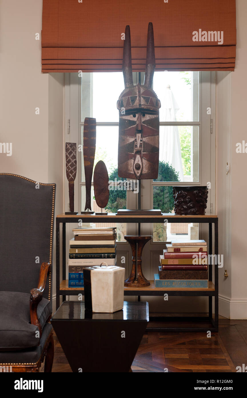 Scultura etnica sugli scaffali Foto Stock