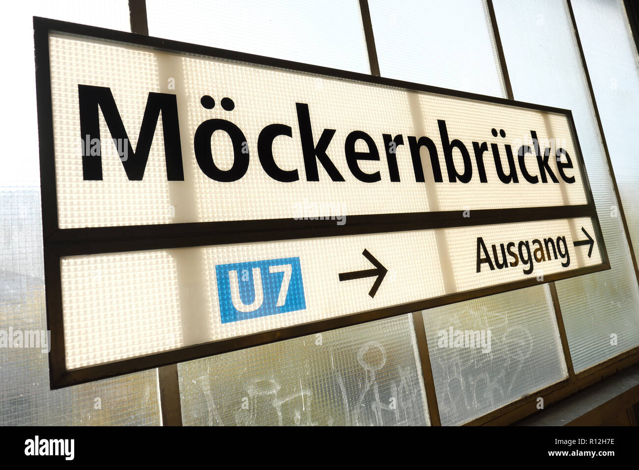 Berlino Germania la U-Bahn stazione ferroviaria a Mockernbrucke linea U7 Foto Stock