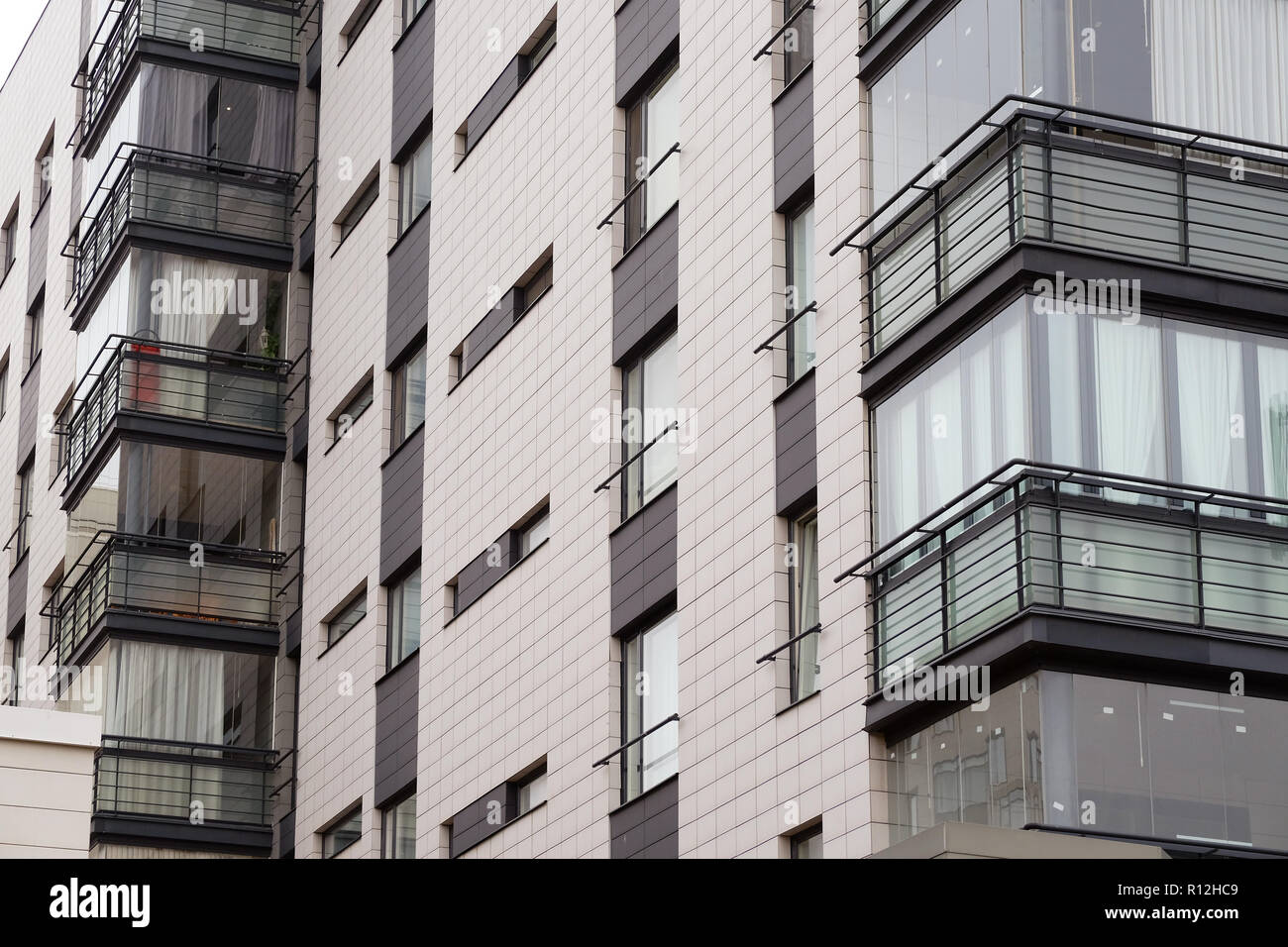 Parete del grattacielo con un grande numero di windows. Fondo di architettura. Foto Stock