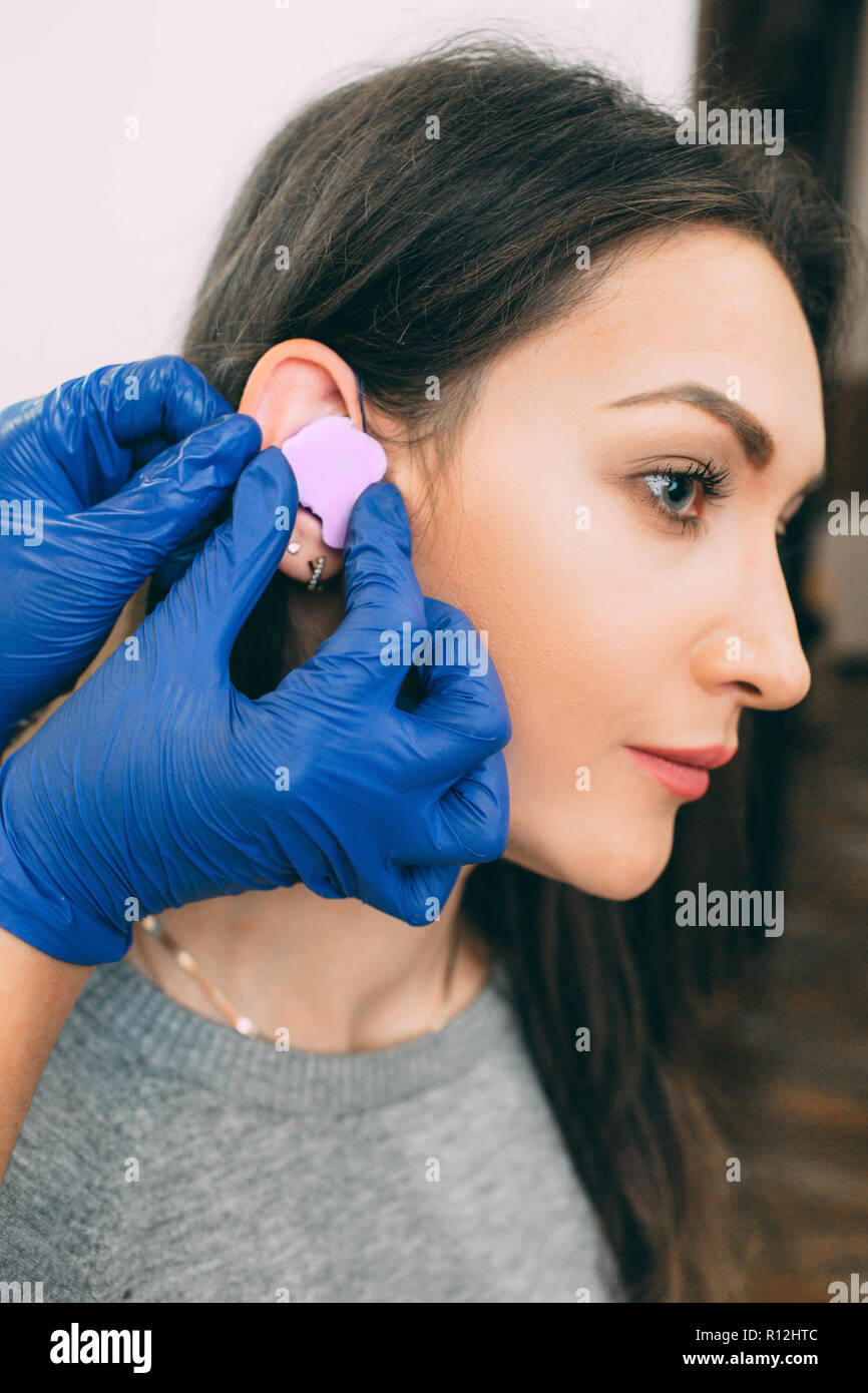 Procedimento per la realizzazione di un tappo auricolare personalizzato. Protezione per l'udito Foto Stock