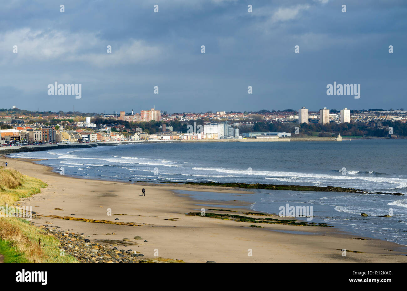 Seafield beach e a Kirkcaldy seafront, Kirkcaldy, Scozia. Foto Stock