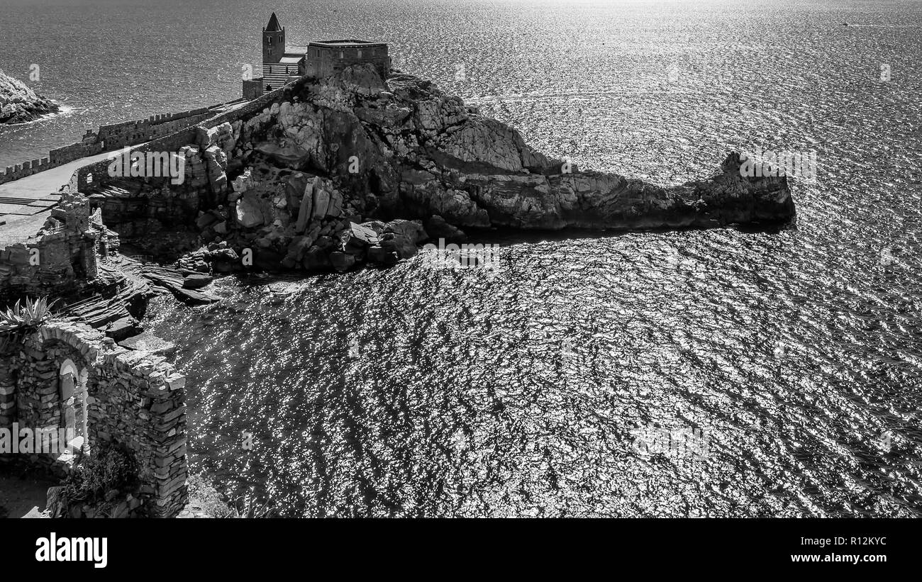 Bella vista panoramica in bianco e nero della chiesa di San Pietro a Portovenere, Liguria, Italia Foto Stock