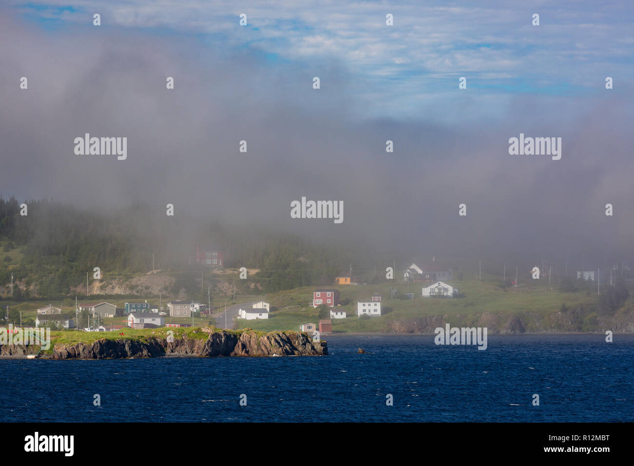 Trinità, Terranova, CANADA - nebbia nella piccola città costiera di Trinità e sulla Trinity Bay. Foto Stock