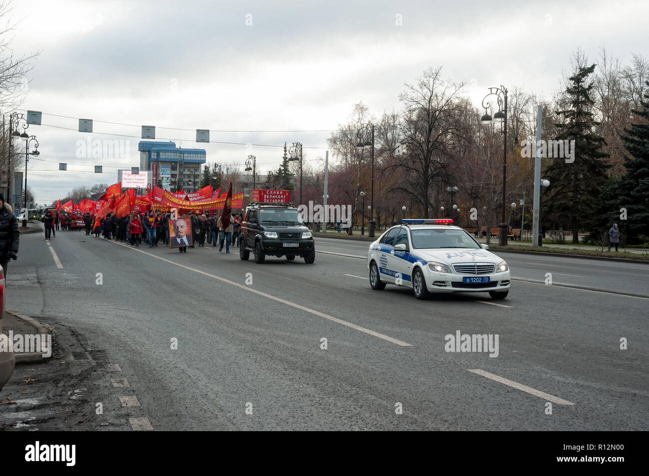 Tyumen, Russia - 7 Novembre 2018: dimostrazione su Respubliki Street e una riunione di comunisti in onore di 101 anniversari del grande ottobre socia Foto Stock