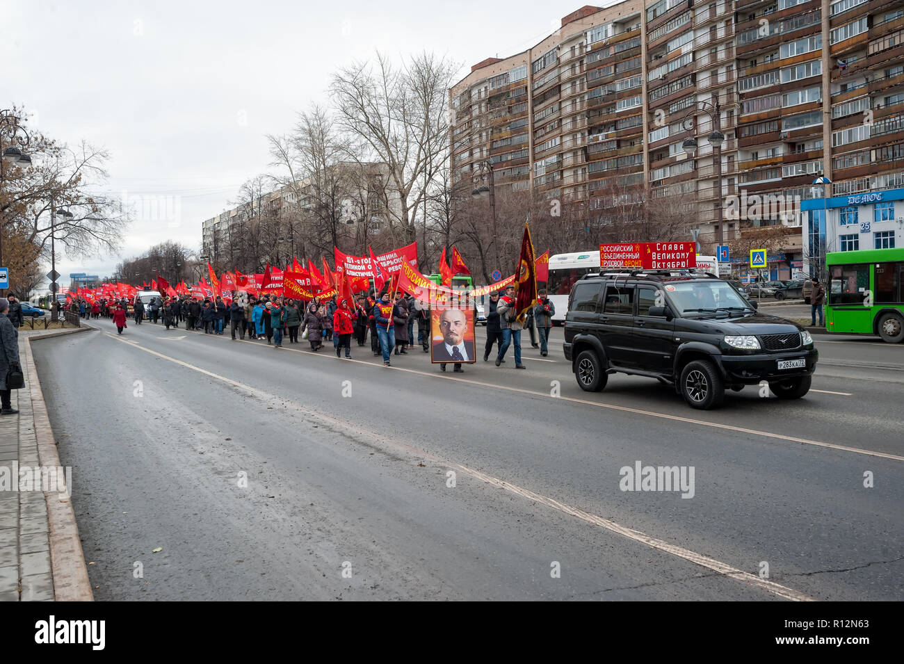 Tyumen, Russia - 7 Novembre 2018: dimostrazione su Respubliki Street e una riunione di comunisti in onore di 101 anniversari del grande ottobre socia Foto Stock