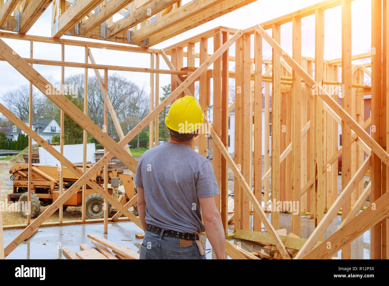 Ispettore edificio guardando alla nuova proprietà nuova costruzione in casa Foto Stock