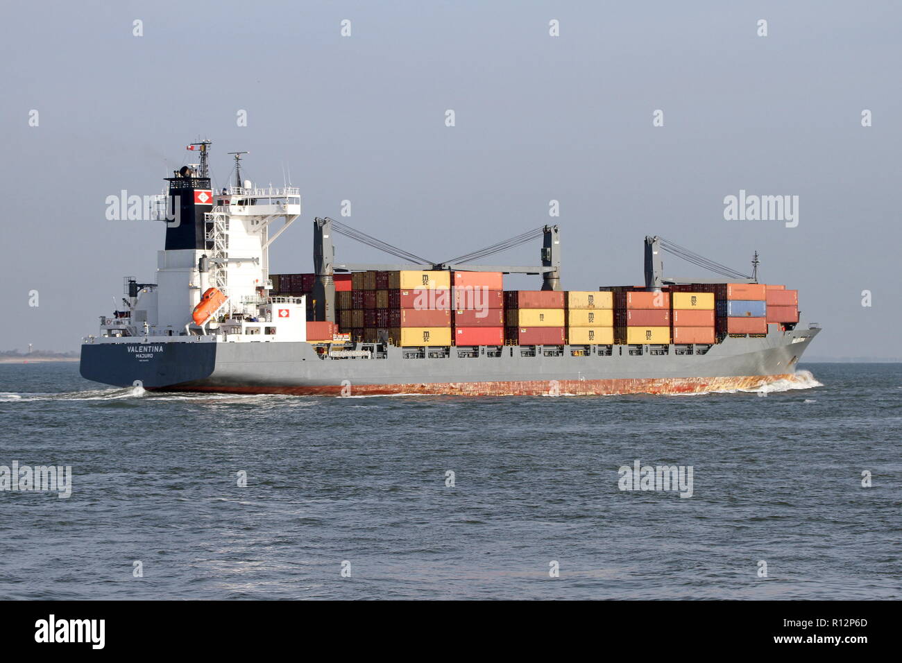 La nave portacontainer Valentina passa il 19 ottobre 2018 Terneuzen e prosegue in direzione di Anversa. Foto Stock