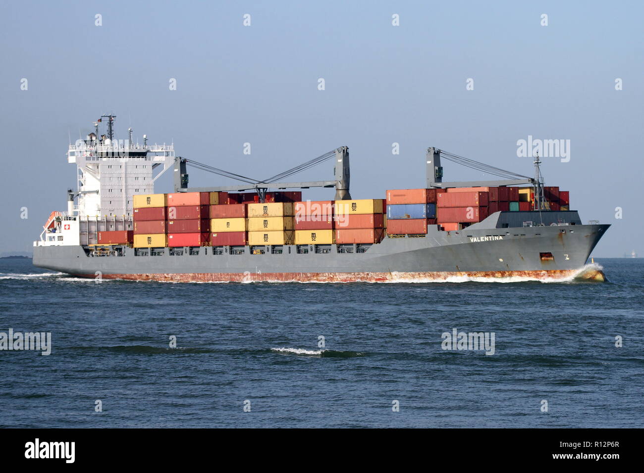 La nave portacontainer Valentina passa il 19 ottobre 2018 Terneuzen e prosegue in direzione di Anversa. Foto Stock