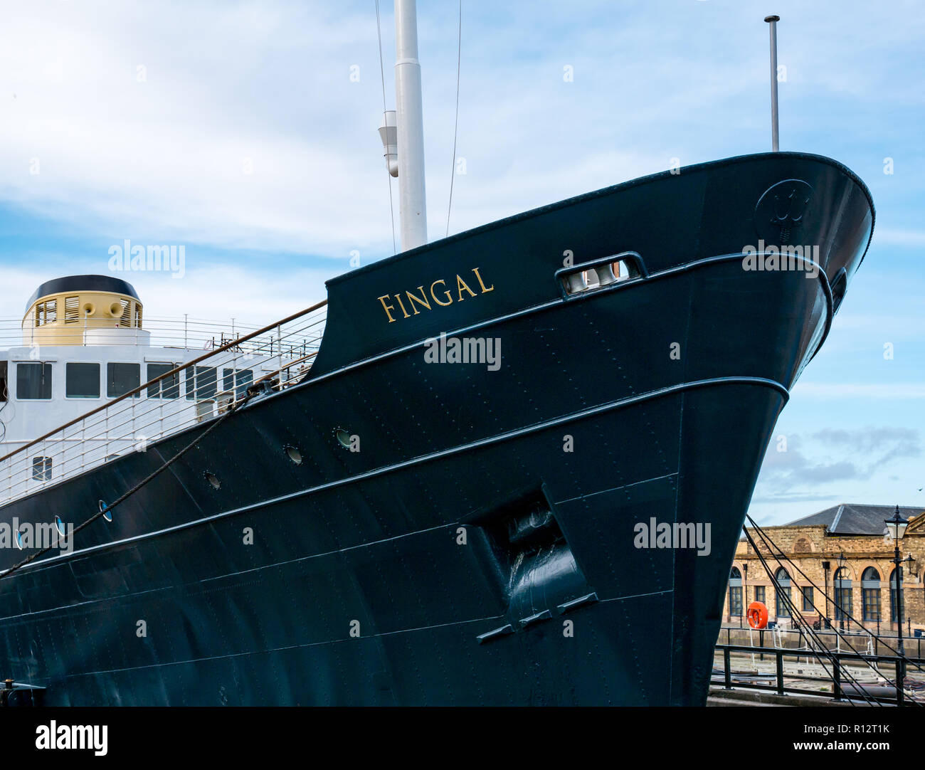 Leith, Edimburgo, Scozia, Regno Unito, 8 novembre 2018. Il Royal Yacht Britannia floating hotel si sposta in ormeggio permanente: MV Fingal, ex nave da gara faro è stato ridipinato e trasferito ad Alexandra Dock nello storico porto di Leith. E' stato sottoposto ad un rinnovamento per trasformarlo in un hotel a 23 camere da letto. Sono in corso lavori di costruzione per creare un sito d'ingresso. Il lussuoso hotel galleggiante a 5 stelle aprirà a gennaio 2019 Foto Stock