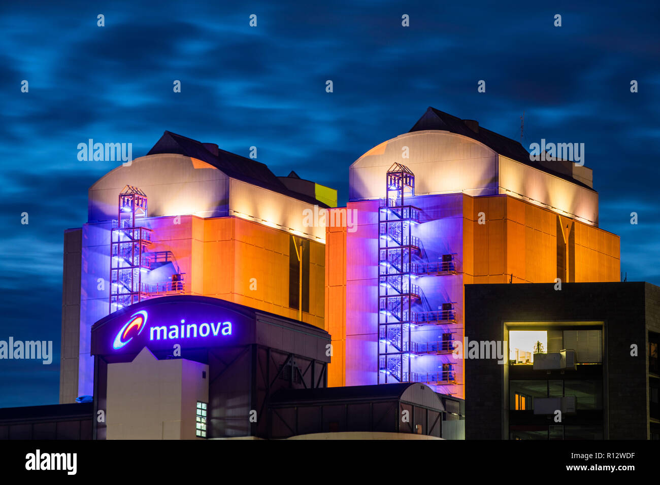 Francoforte, Germania. 08 novembre 2018, Assia, Frankfurt/Main: i blocchi dell'impianto di cogenerazione di energia termica ed elettrica a Francoforte il Westhafen sono in fine di Alba. Essi garantiscono che di elettricità e di teleriscaldamento il flusso in molte delle città di appartamenti. La pianta è sparato con carbon fossile importato. Foto: Frank Rumpenhorst/dpa Credito: dpa picture alliance/Alamy Live News Foto Stock