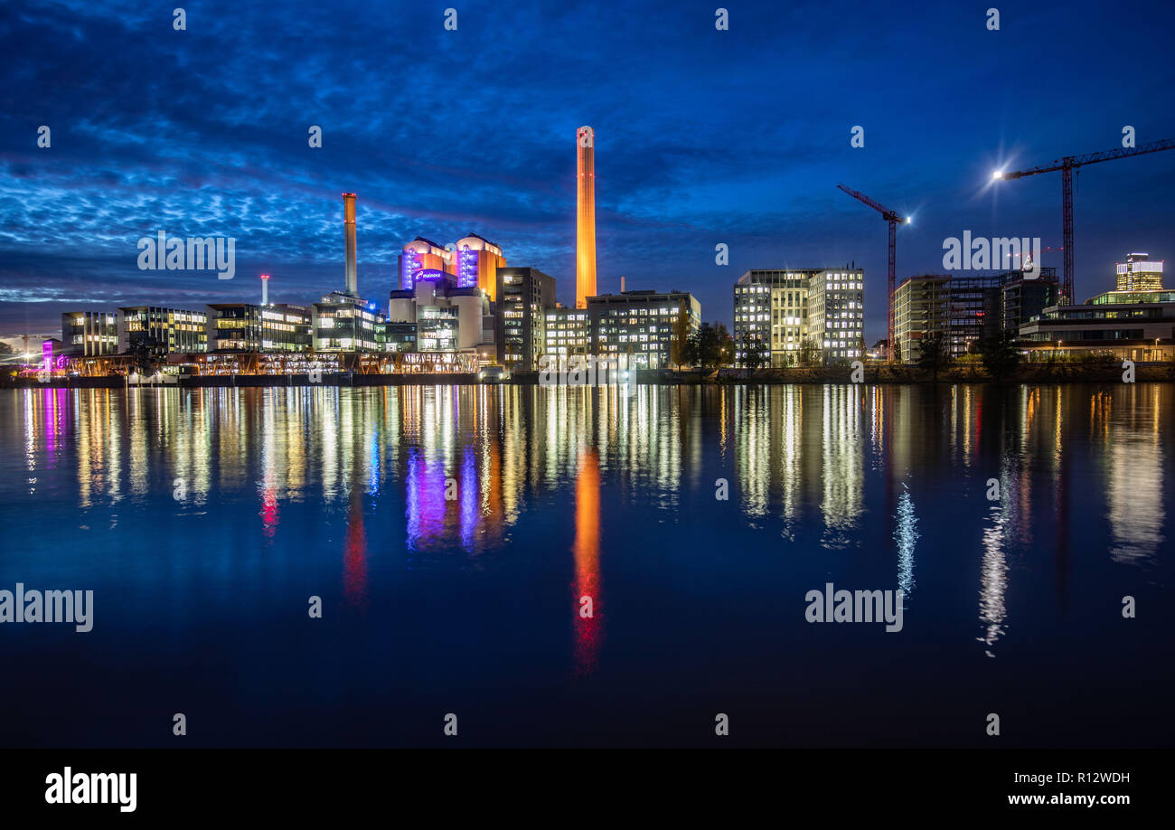 Francoforte, Germania. 08 novembre 2018, Assia, Frankfurt/Main: nel tardo Anbendlciht, gli edifici a destra e a sinistra dell'impianto di cogenerazione di energia termica ed elettrica a Francoforte il Westhafen si trovano. La stazione di potenza garantisce che di elettricità e di teleriscaldamento il flusso in molte delle città di appartamenti. La pianta è sparato con carbon fossile importato. Foto: Frank Rumpenhorst/dpa Credito: dpa picture alliance/Alamy Live News Foto Stock