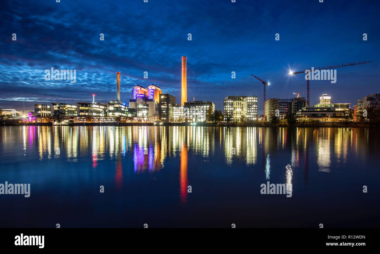 Francoforte, Germania. 08 novembre 2018, Assia, Frankfurt/Main: nel tardo Anbendlciht, gli edifici a destra e a sinistra dell'impianto di cogenerazione di energia termica ed elettrica a Francoforte il Westhafen si trovano. La stazione di potenza garantisce che di elettricità e di teleriscaldamento il flusso in molte delle città di appartamenti. La pianta è sparato con carbon fossile importato. Foto: Frank Rumpenhorst/dpa Credito: dpa picture alliance/Alamy Live News Foto Stock