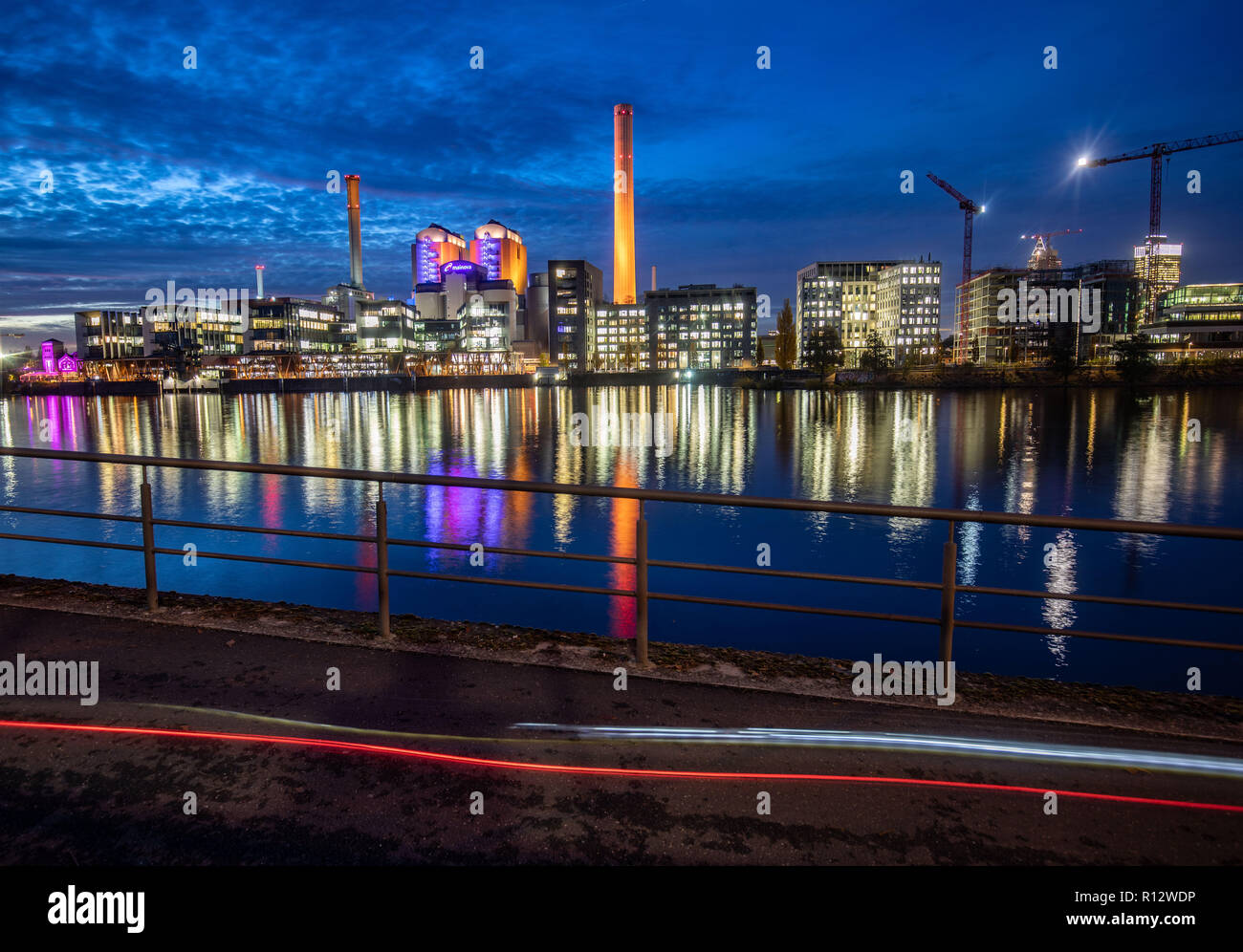 Francoforte, Germania. 08 novembre 2018, Assia, Frankfurt/Main: nel tardo Anbendlciht, gli edifici a destra e a sinistra dell'impianto di cogenerazione di energia termica ed elettrica a Francoforte il Westhafen si trovano. La stazione di potenza garantisce che di elettricità e di teleriscaldamento il flusso in molte delle città di appartamenti. La pianta è sparato con carbon fossile importato. Foto: Frank Rumpenhorst/dpa Credito: dpa picture alliance/Alamy Live News Foto Stock