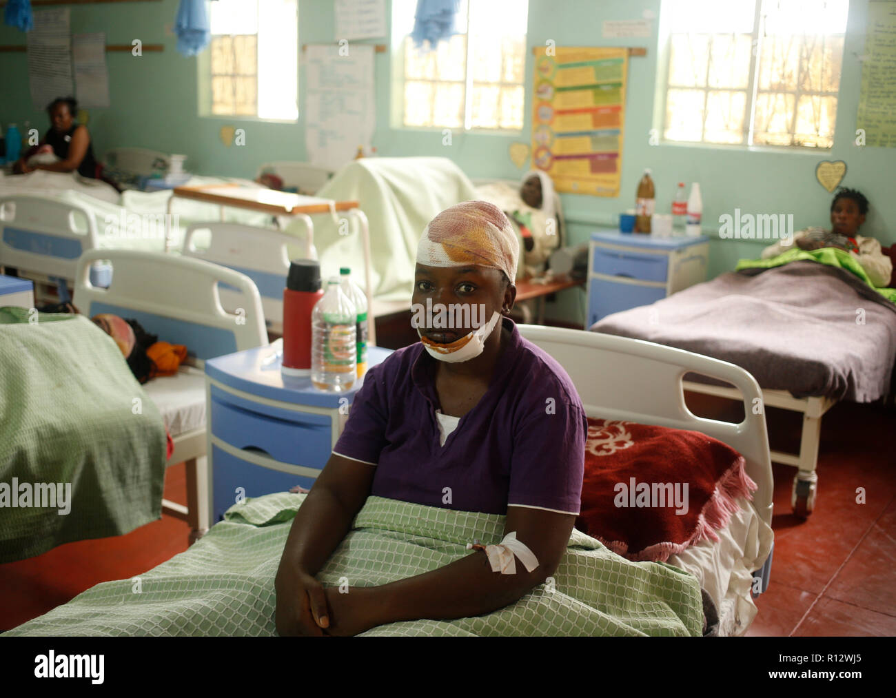 Rusape, Zimbabwe. 8 Novembre, 2018. Un ferito passeggero riceve un trattamento medico in un ospedale in Rusape, Manicaland Province, Zimbabwe, nov. 8, 2018. Presidente zimbabwano Emmerson Mnangagwa giovedì ha inviato un messaggio di cordoglio in seguito alla morte di 47 persone in un incidente di autobus lungo l autostrada Harare-Mutare mercoledì. Credito: Shaun Jusa/Xinhua/Alamy Live News Foto Stock