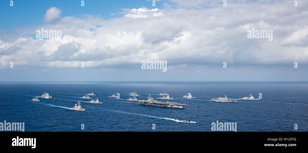 Mare delle Filippine. 8 Novembre, 2018. Gli Stati Uniti Navy portaerei USS Ronald Reagan e il giapponese elicottero destroyer JS Hyuga vela in formazione con 16 altre navi da parte degli Stati Uniti La marina e il Giappone marittimo Forza di Autodifesa durante l appassionato di spada 2019 Novembre 8, 2018 nel Mare delle Filippine. Credito: Planetpix/Alamy Live News Foto Stock