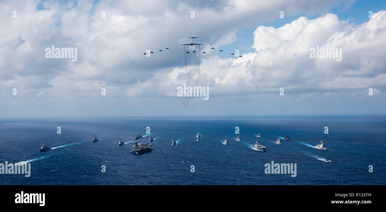 Mare delle Filippine. 8 Novembre, 2018. Gli Stati Uniti Navy portaerei USS Ronald Reagan e il giapponese elicottero destroyer JS Hyuga vela in formazione con 16 altre navi da parte degli Stati Uniti La marina e il Giappone marittimo Forza di Autodifesa durante l appassionato di spada 2019 Novembre 8, 2018 nel Mare delle Filippine. Credito: Planetpix/Alamy Live News Foto Stock