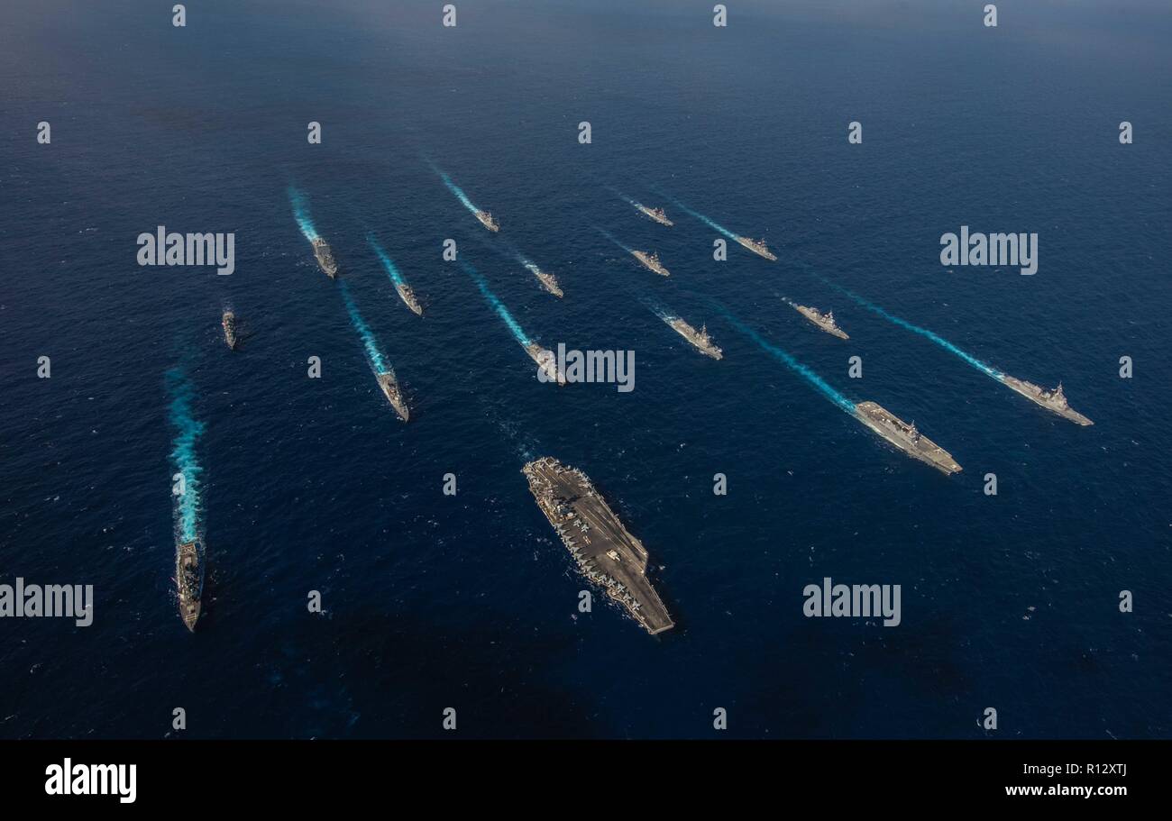 Mare delle Filippine. 8 Novembre, 2018. Gli Stati Uniti Navy portaerei USS Ronald Reagan e il giapponese elicottero destroyer JS Hyuga vela in formazione con 16 altre navi da parte degli Stati Uniti La marina e il Giappone marittimo Forza di Autodifesa durante l appassionato di spada 2019 Novembre 8, 2018 nel Mare delle Filippine. Credito: Planetpix/Alamy Live News Foto Stock