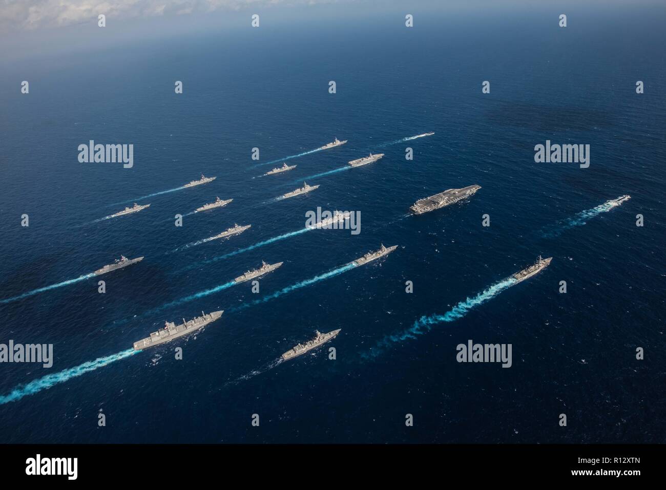 Mare delle Filippine. 8 Novembre, 2018. Gli Stati Uniti Navy portaerei USS Ronald Reagan e il giapponese elicottero destroyer JS Hyuga vela in formazione con 16 altre navi da parte degli Stati Uniti La marina e il Giappone marittimo Forza di Autodifesa durante l appassionato di spada 2019 Novembre 8, 2018 nel Mare delle Filippine. Credito: Planetpix/Alamy Live News Foto Stock