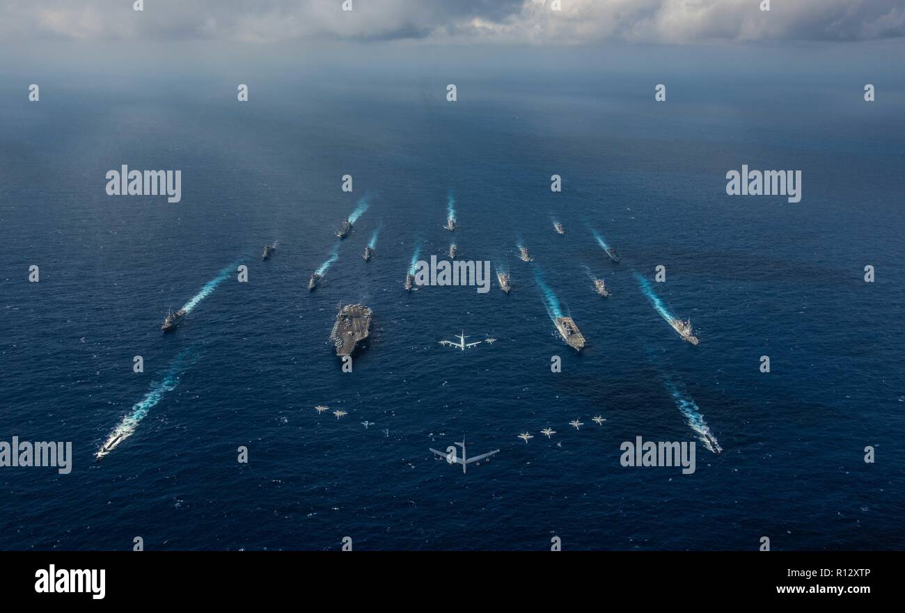 Mare delle Filippine. 8 Novembre, 2018. Gli Stati Uniti Navy portaerei USS Ronald Reagan e il giapponese elicottero destroyer JS Hyuga vela in formazione con 16 altre navi da parte degli Stati Uniti La marina e il Giappone marittimo Forza di Autodifesa durante l appassionato di spada 2019 Novembre 8, 2018 nel Mare delle Filippine. Credito: Planetpix/Alamy Live News Foto Stock