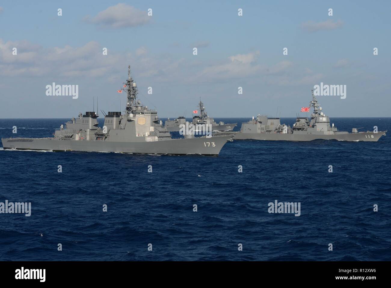 Mare delle Filippine. 8 Novembre, 2018. Giappone marittimo Forza di Autodifesa cacciatorpediniere JS Kongo, JS Fuyuzuki, centro e JS Takanami sono in corso in formazione con altre navi da parte degli Stati Uniti La marina e il Giappone marittimo Forza di Autodifesa durante l appassionato di spada 2019 Novembre 8, 2018 nel Mare delle Filippine. Credito: Planetpix/Alamy Live News Foto Stock