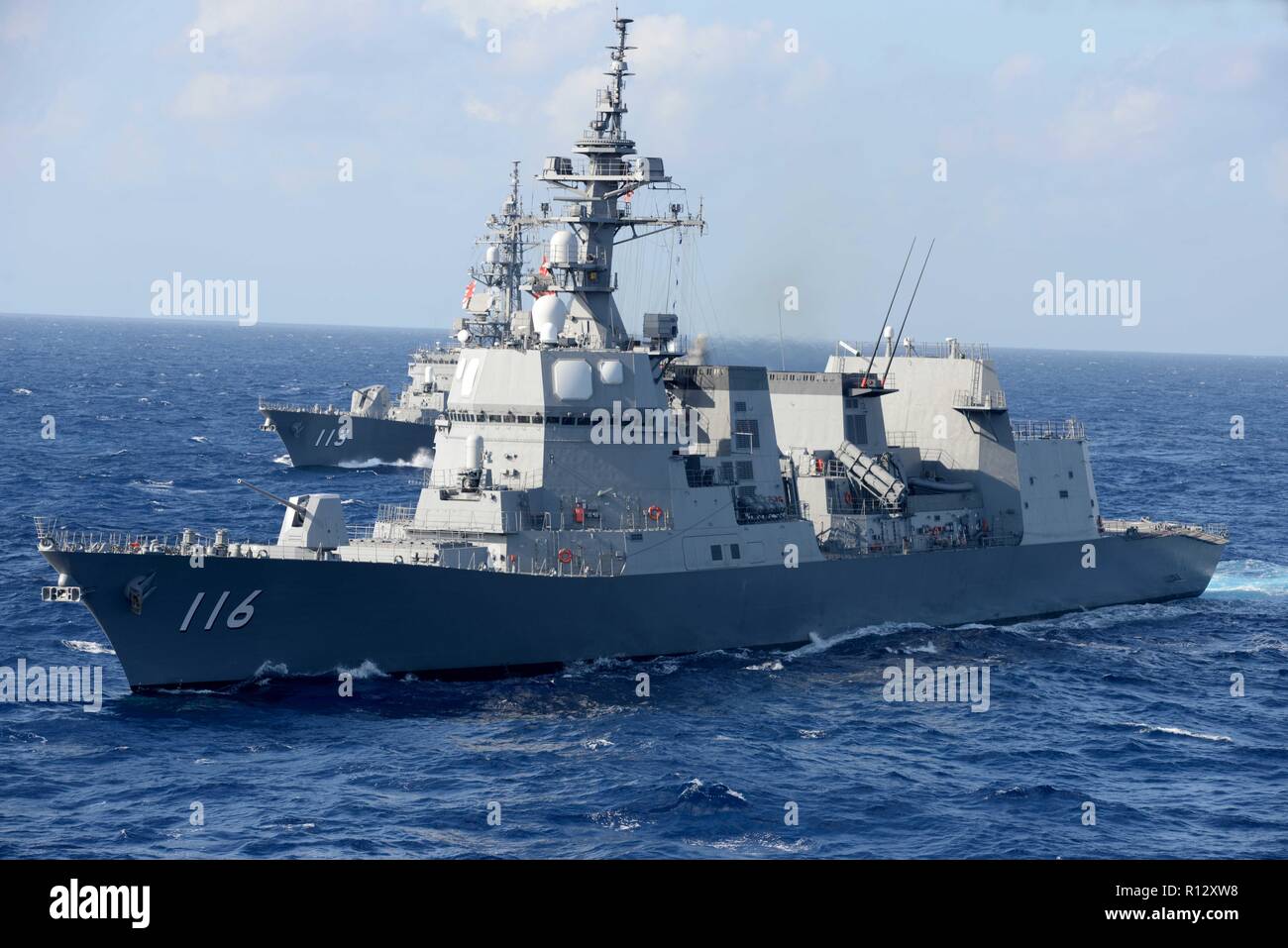 Mare delle Filippine. 8 Novembre, 2018. Giappone marittimo Forza di Autodifesa cacciatorpediniere Fuyuzuki JS e JS Takanami, anteriore sono in corso in formazione con altre navi da parte degli Stati Uniti La marina e il Giappone marittimo Forza di Autodifesa durante l appassionato di spada 2019 Novembre 8, 2018 nel Mare delle Filippine. Credito: Planetpix/Alamy Live News Foto Stock