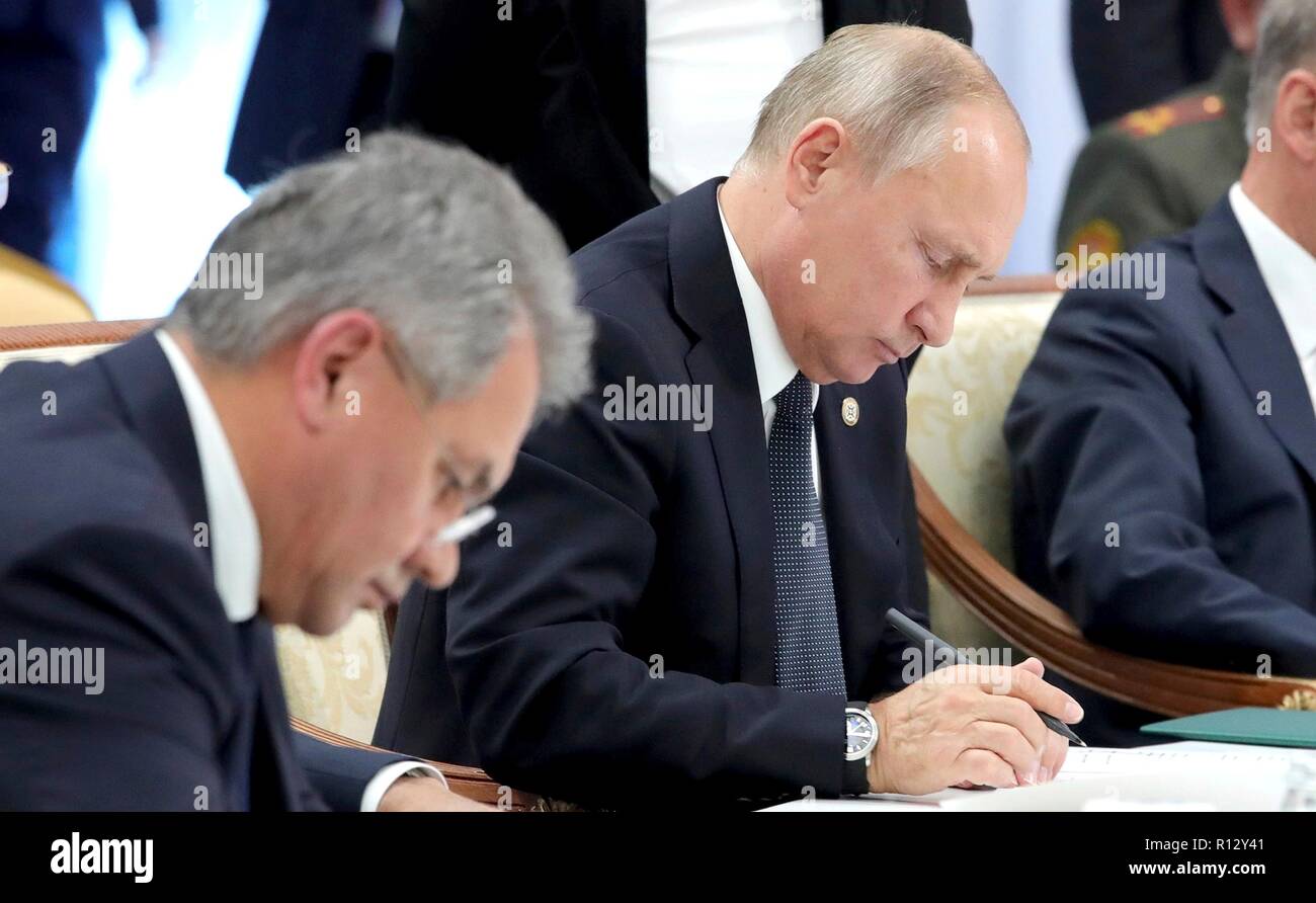 Astana in Kazakhstan. 8 Novembre, 2018. Il presidente russo Vladimir Putin  firma il collettivo CSTO Dichiarazione del Consiglio di sicurezza a  conclusione dell'incontro al vertice di novembre 8, 2018 in Astana in