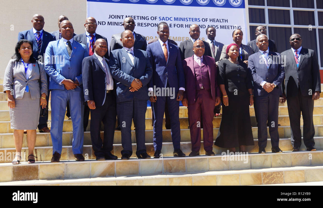 A Windhoek, Namibia. 8 Novembre, 2018. I delegati posano per una foto di gruppo durante la riunione congiunta della SADC ministri della sanità e dei ministri responsabili per l'HIV e AIDS incontro, a Windhoek, capitale della Namibia, il nov. 8, 2018. Maggioranza della Comunità di Sviluppo dell Africa Australe (SADC) gli Stati membri sono sulla destinazione per soddisfare la seconda e terza 90-90-90 bersagli, detto Namibia del ministro della Sanità Bernard Haufiku nella capitale Windhoek giovedì. Credito: Musa Zimunya/Xinhua/Alamy Live News Foto Stock