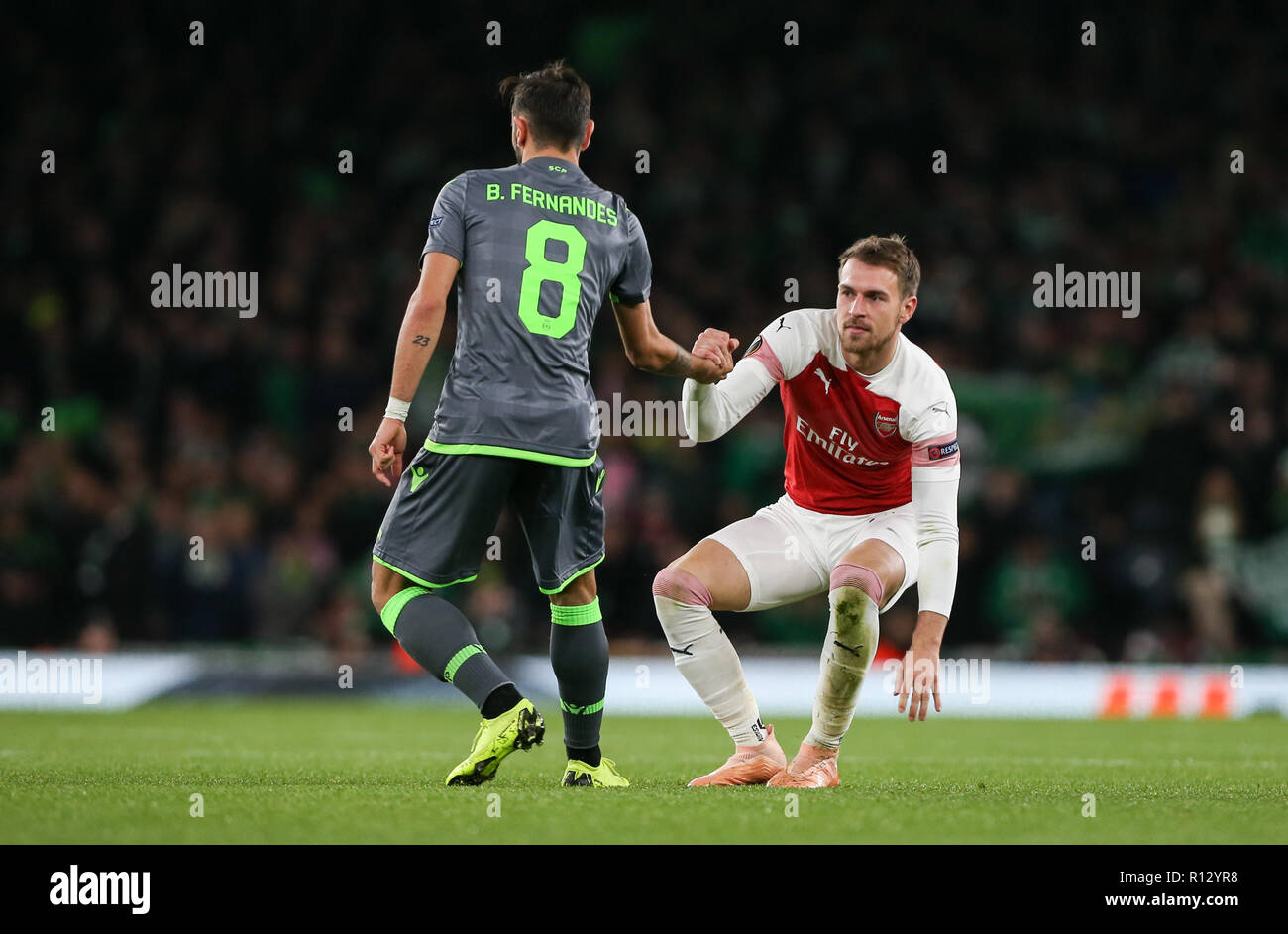 Londra, Regno Unito. 8 Novembre, 2018. Bruno Fernandes di Sporting Lisbona dà Aaron Ramsey di Arsenal una mano durante la UEFA Europa League Gruppo E match tra Arsenal e Sporting Lisbona presso lo stadio Emirates dell'8 novembre 2018 a Londra, Inghilterra. (Foto di Arron Gent/) Credit: Immagini di PHC/Alamy Live News Foto Stock