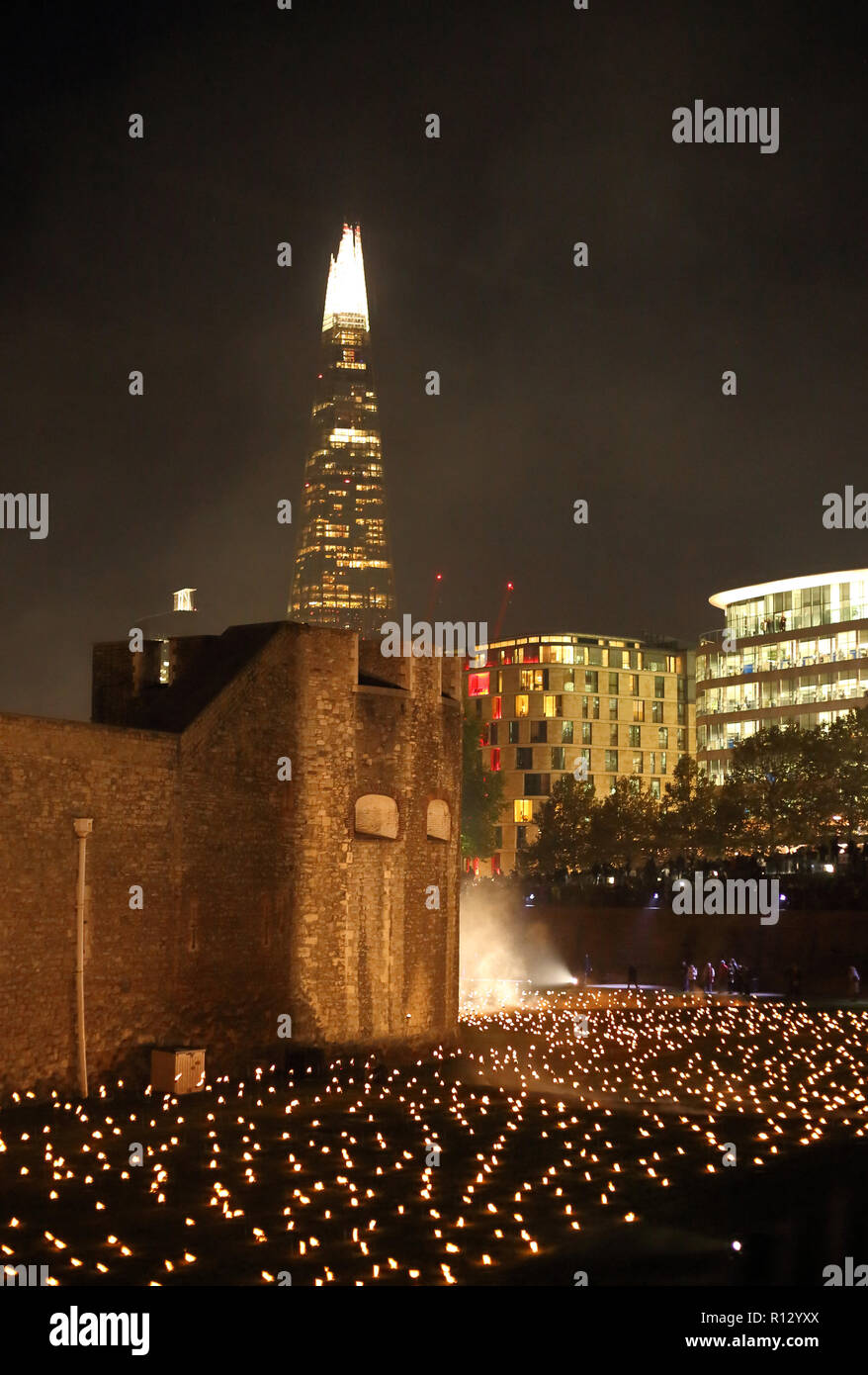 Torre di Londra, Londra, Regno Unito. 8 Nov 2018. Il fossato che circonda la Torre di Londra è riempito con migliaia di singoli fiamme, che rappresentano la vita dei caduti armati i membri del servizio. L'installazione chiamato oltre l'approfondimento Ombra: la Torre ricorda l. 2018 saranno cento anni dopo la fine della Prima Guerra Mondiale (1914-1918). Al di là di approfondimento Ombra: la Torre ricorda, Torre di Londra, Londra, 8 novembre 2018. Credito: Paolo Marriott/Alamy Live News Foto Stock