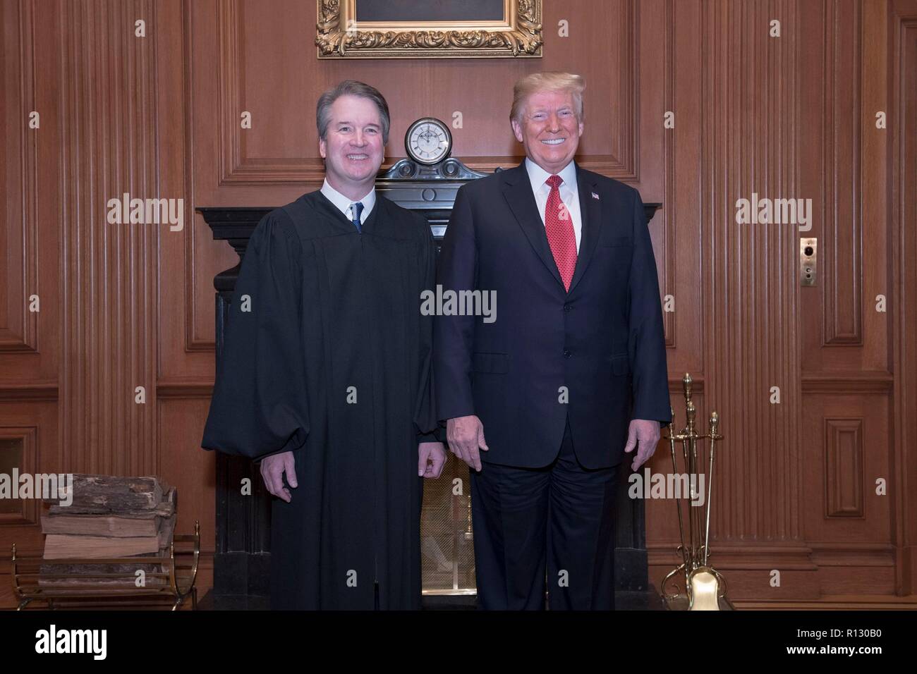 Washington DC, Stati Uniti d'America. 8 Nov 2018. U.S presidente Donald Trump pone con la Corte Suprema di Giustizia Associate Brett Kavanaugh prima della cerimonia di investitura Novembre 8, 2018 a Washington, DC. Credito: Planetpix/Alamy Live News Foto Stock