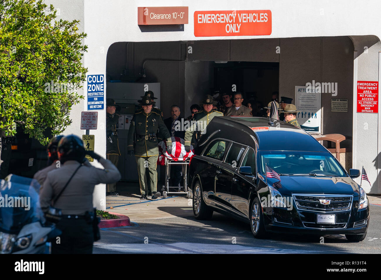 Thousand Oaks, Stati Uniti d'America. 8 Novembre, 2018. La gente paga il tributo a Sergent Ron Helus, che è stato ucciso in uno scontro con il tiratore, a Los Robles Medical Center di Ventura County, California, negli Stati Uniti il 9 novembre 8, 2018. Un U.S. Il veterano della marina hanno aperto il fuoco in un affollato bar popolare tra gli studenti universitari nello Stato della California, uccidendo 12 persone tra cui uno sceriffo vice, la polizia ha detto giovedì nelle ultime riprese di massa che ha scosso il paese. Credito: Qian Weizhong/Xinhua/Alamy Live News Foto Stock