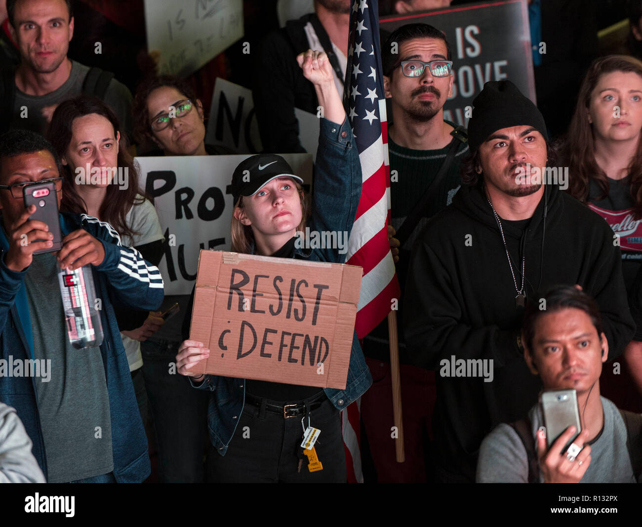 Los Angeles, California, USA. 08 Nov, 2018. Sulla scia delle dimissioni forzate del procuratore generale di Jeff sessioni, la gente a prendere per le strade di Los Angeles per uno dei centinaia di ''nessuno è al di sopra della legge" protesta indetta per oggi attraverso gli Stati Uniti. I cittadini chiedono che agiscono Attorney General Matt Whitaker, un frequente critico della Mueller inchiesta, impegnarsi a non assumere la supervisione di Mueller ha il compito di indagare il Trump dell amministrazione di legami con la Russia e le questioni collegate. Credito: Brian Cahn/ZUMA filo/Alamy Live News Foto Stock