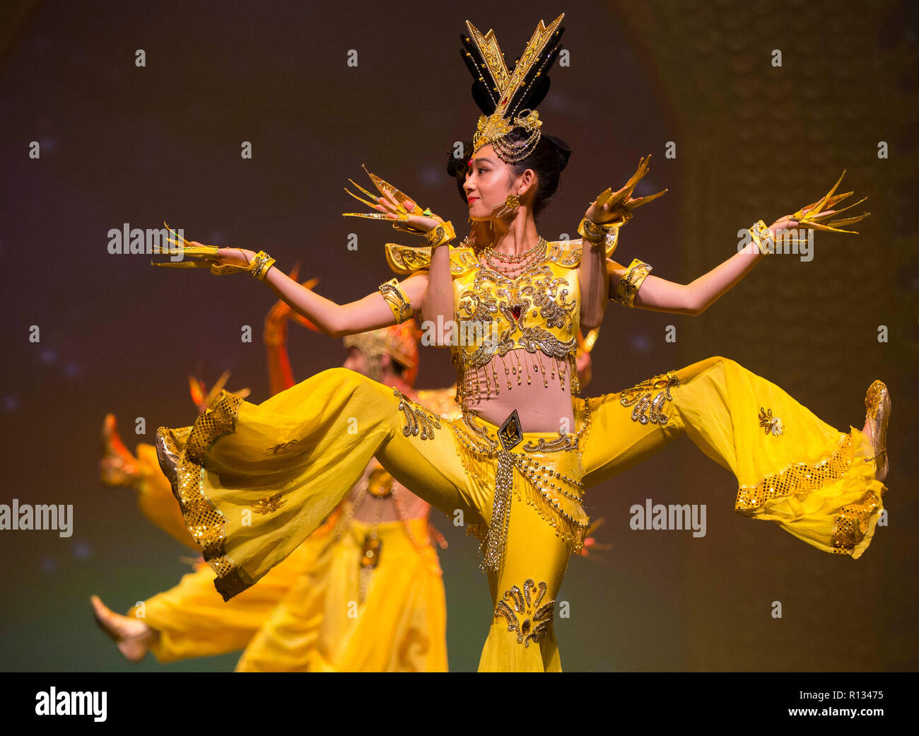 A Mississauga, in Canada. 8 Novembre, 2018. Membri della Cina delle persone disabili in Performing Art Troupe eseguire in ballo di gruppo "Mille-mano Bodhisattva' durante lo spettacolo 'My sogno" a Mississauga, in Canada, nov. 8, 2018. Credito: Zou Zheng/Xinhua/Alamy Live News Foto Stock