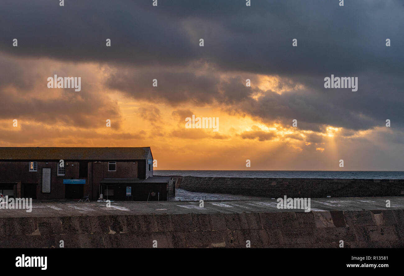 Lyme Regis, Dorset, Regno Unito. Il 9 novembre 2018. Regno Unito: Meteo infausto nuvole raccogliere oltre il Cobb a Lyme Regis questa mattina in anticipo di tempesta Deirde. Heavy Rain e gale force venti sono meteo attraverso il sud ovest dell'Inghilterra per tutto il weekend con zone costiere dovrebbe prendere un percosse come il Wild meteo hits. Credito: Celia McMahon/Alamy Live News Foto Stock