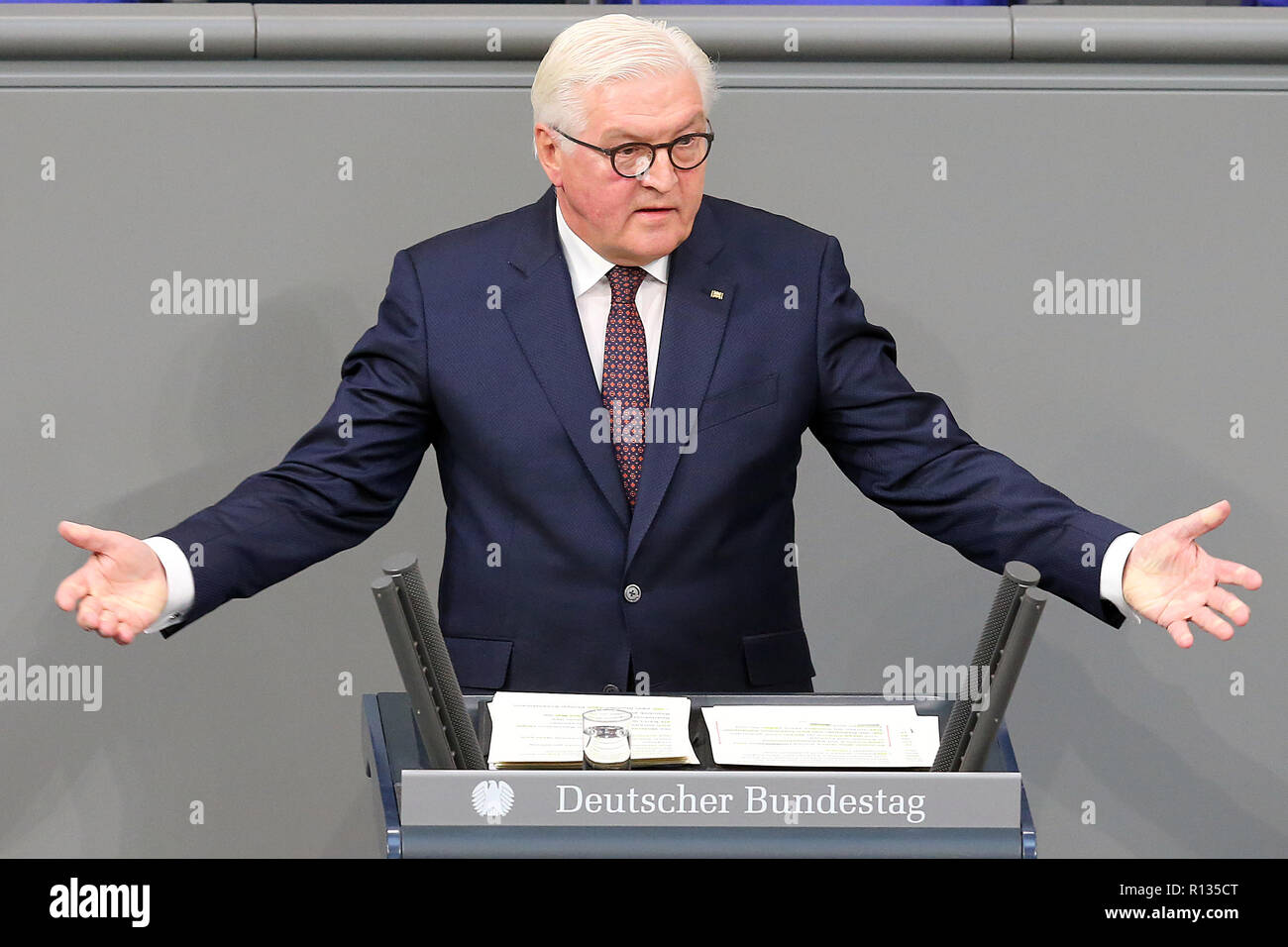 Berlino, Germania. 09Nov, 2018. Il Presidente federale Frank-Walter Steinmeier parla durante un'ora del ricordo il 'giorno il destino dei tedeschi': 9 novembre - centenario della proclamazione della Repubblica - Pogrom notte 1938 - La caduta del muro 1989, nel Bundestag tedesco. Credito: Wolfgang Kumm/dpa/Alamy Live News Foto Stock