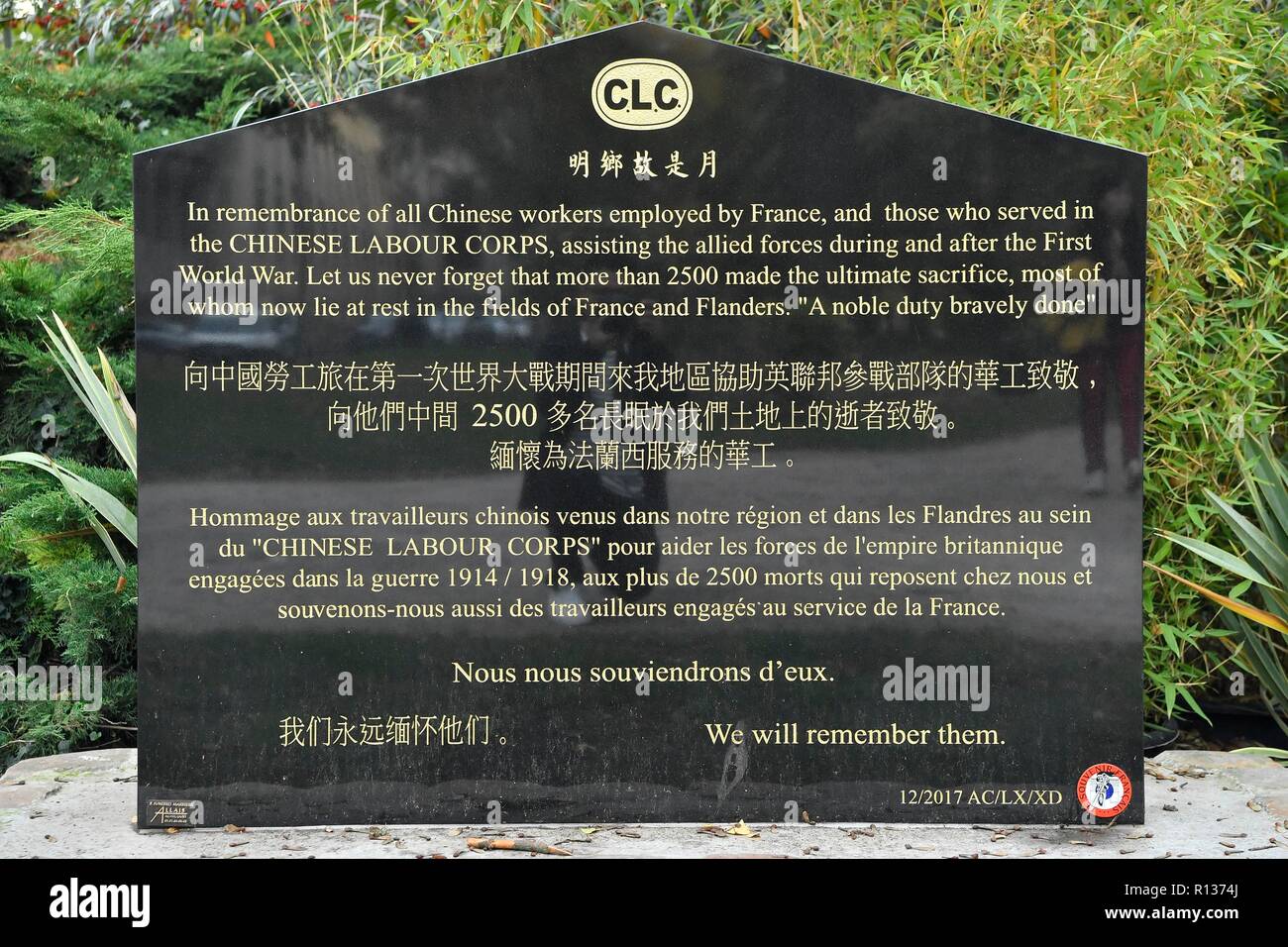 (181109) -- ARRAS, nov. 9, 2018 (Xinhua) -- Foto scattata il 9 novembre 6, 2018 mostra una stele commemorativa per la commemorazione del defunto operai cinesi durante la I Guerra Mondiale in Arras, Francia. Il nov. 11, 2018 segna il centesimo anniversario dell'armistizio della guerra mondiale I. (Xinhua/Chen Yichen)(psw) Foto Stock