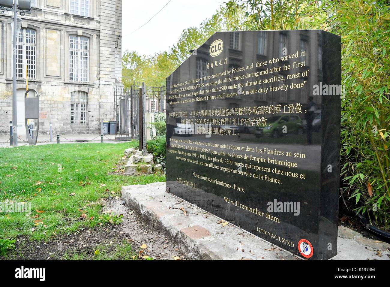 (181109) -- ARRAS, nov. 9, 2018 (Xinhua) -- Foto scattata il 9 novembre 6, 2018 mostra una stele commemorativa per la commemorazione del defunto operai cinesi durante la I Guerra Mondiale in Arras, Francia. Il nov. 11, 2018 segna il centesimo anniversario dell'armistizio della guerra mondiale I. (Xinhua/Chen Yichen)(psw) Foto Stock