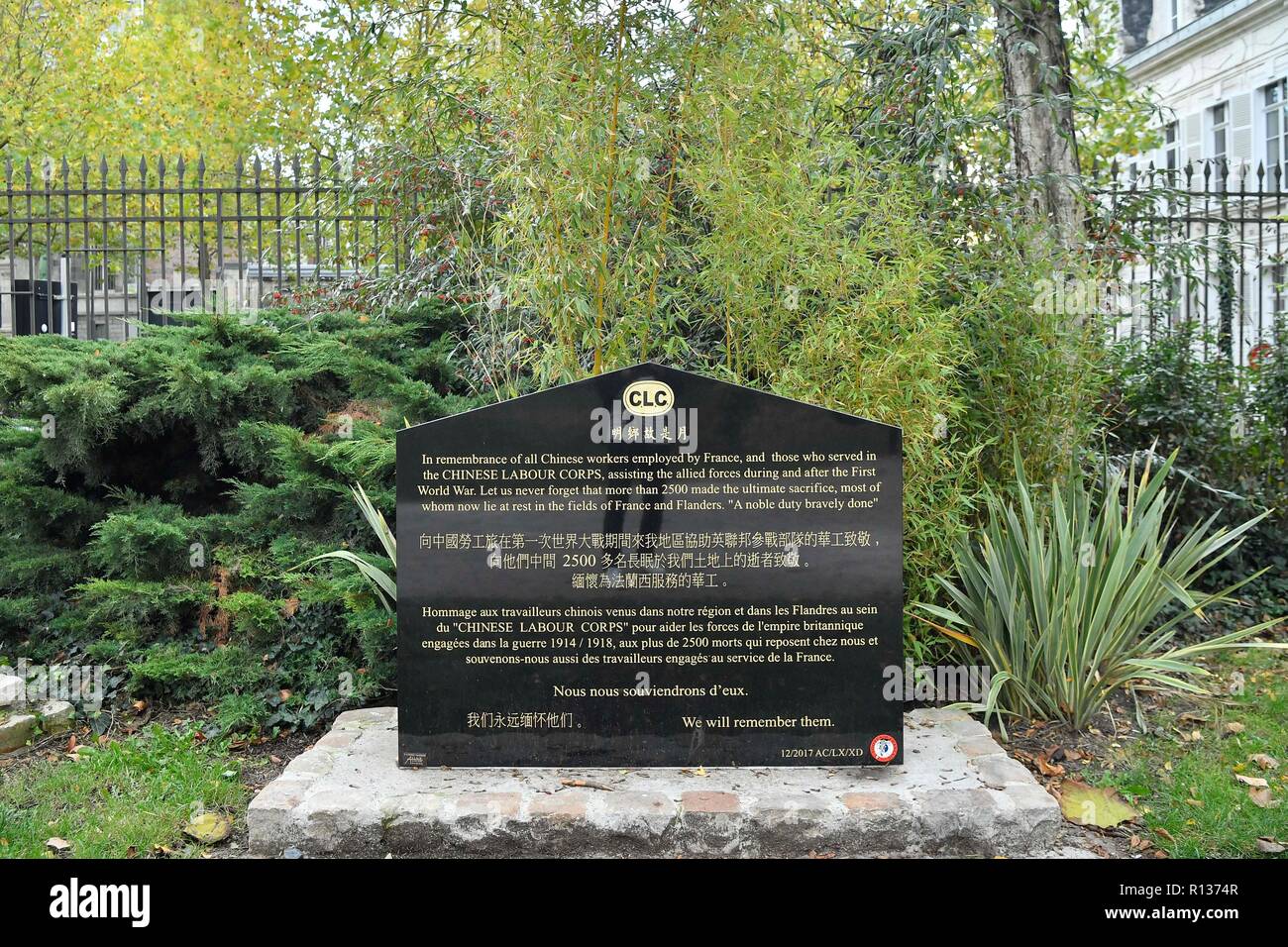 (181109) -- ARRAS, nov. 9, 2018 (Xinhua) -- Foto scattata il 9 novembre 6, 2018 mostra una stele commemorativa per la commemorazione del defunto operai cinesi durante la I Guerra Mondiale in Arras, Francia. Il nov. 11, 2018 segna il centesimo anniversario dell'armistizio della guerra mondiale I. (Xinhua/Chen Yichen)(psw) Foto Stock