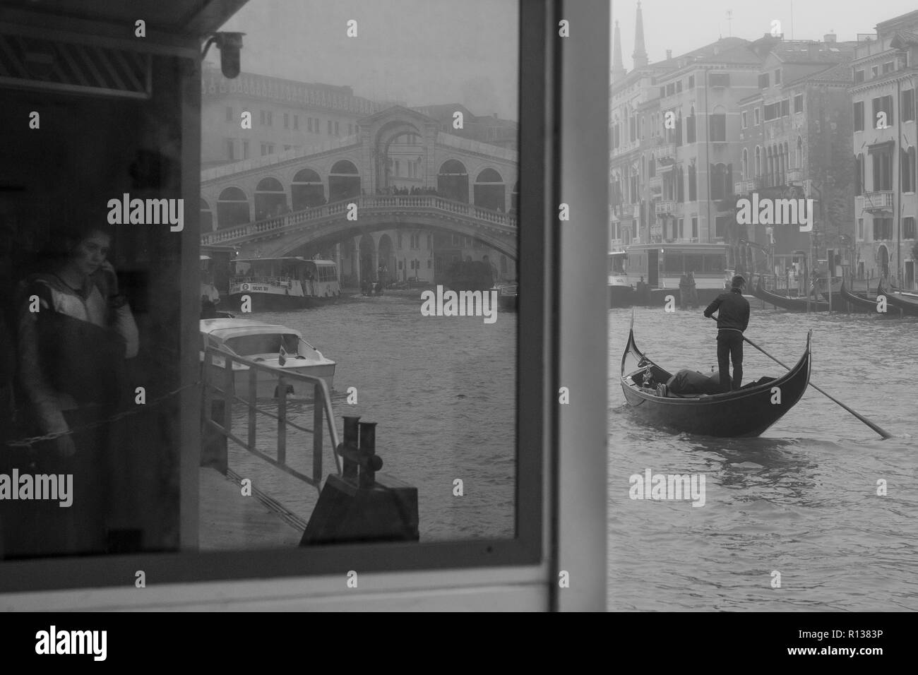 Venezia, Italia. 09 Novembre, 2018. [Questa immagine è stata convertita in bianco e nero] un gondoliere vele sul Canal Grande vicino al Ponte di Rialto mentre la città è immersa in una nebbia morbida su Novembre 09, 2018 a Venezia, Italia. Venezia si è svegliato con i primati di nebbia morbida, chiamati in dialetto veneziano 'Caligo'. © Simone Padovani / risveglio / Alamy Live News Foto Stock