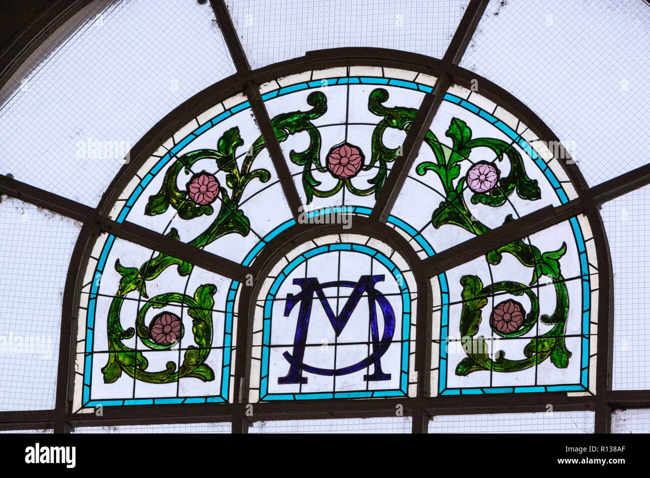 Mercado Central scudo le finestre di vetro macchiate in Mercado Central de Valencia Valencian architettura Art Nouveau, Valencia, Spagna Foto Stock