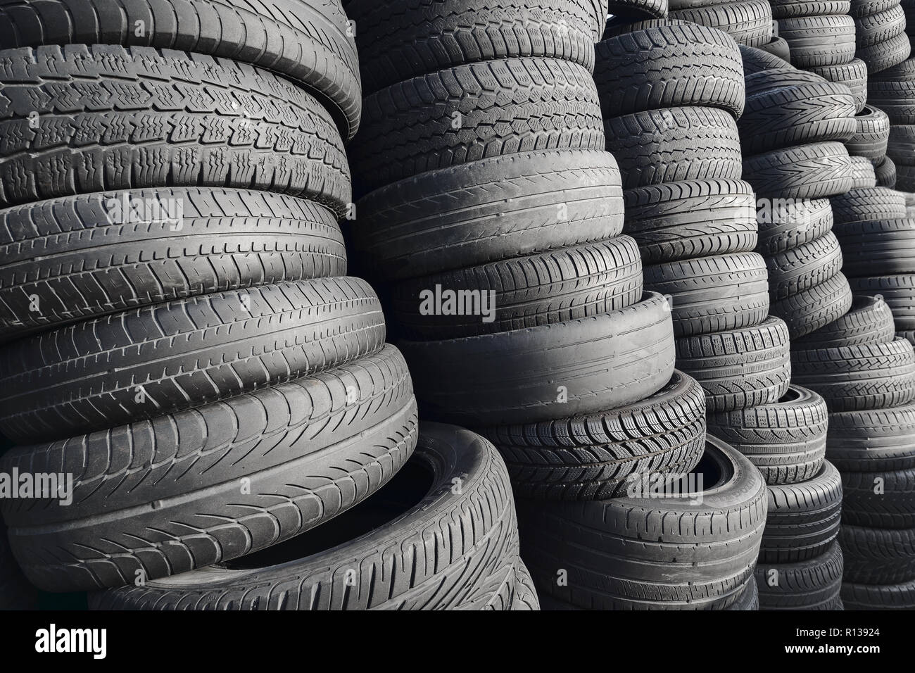 Pila di gomma degli pneumatici degli autoveicoli, gli pneumatici per auto riciclaggio copyspace di sfondo Foto Stock