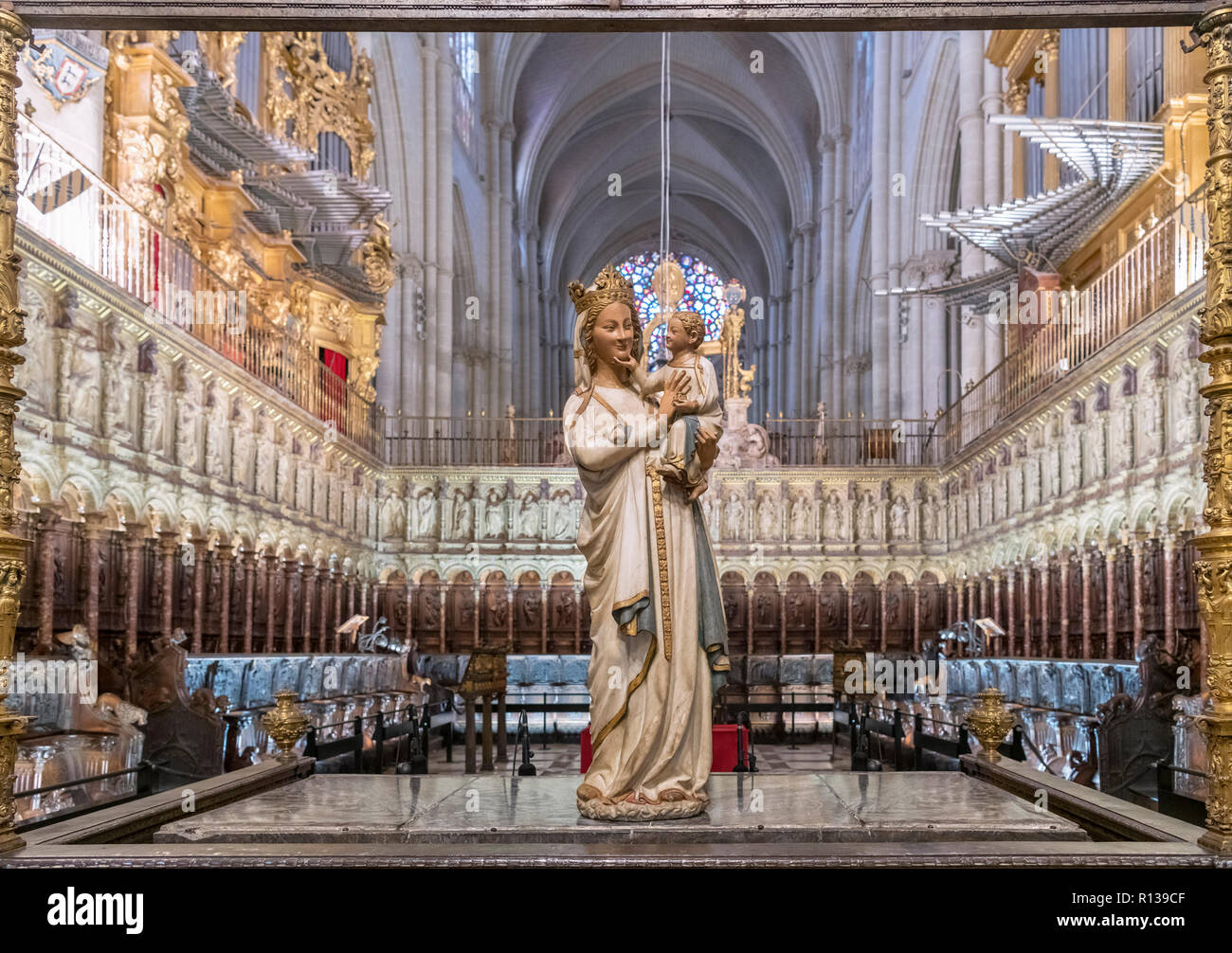Statua della Vergine e il Bambino n il coro coro) della Cattedrale di Toledo ( Primate Cattedrale di Santa Maria di Toledo), Toledo, Castilla-La Mancha, in Spagna Foto Stock