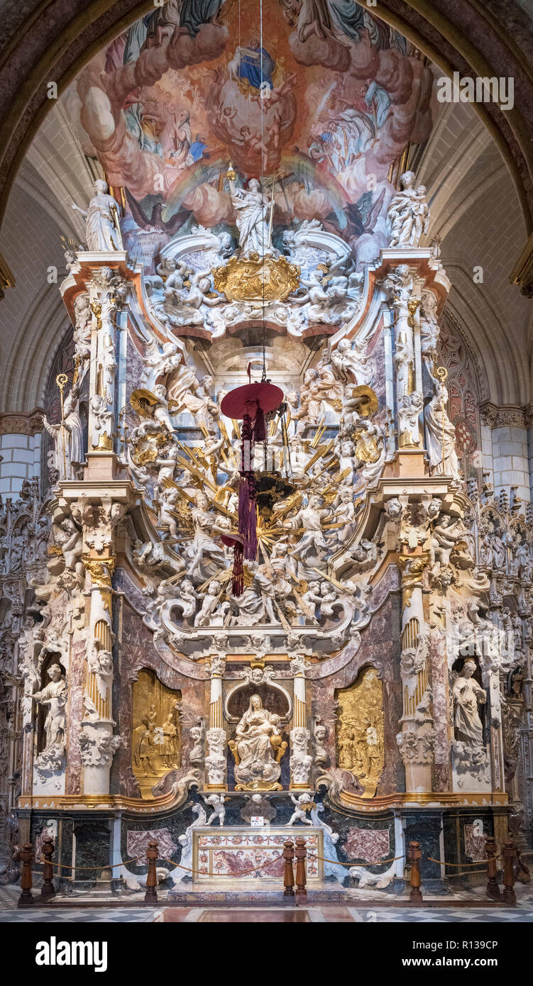 El Transparente, un inizio XVIII secolo pala d altare barocco nel deambulatorio della Cattedrale di Toledo, Toledo, Castilla-La Mancha, in Spagna Foto Stock