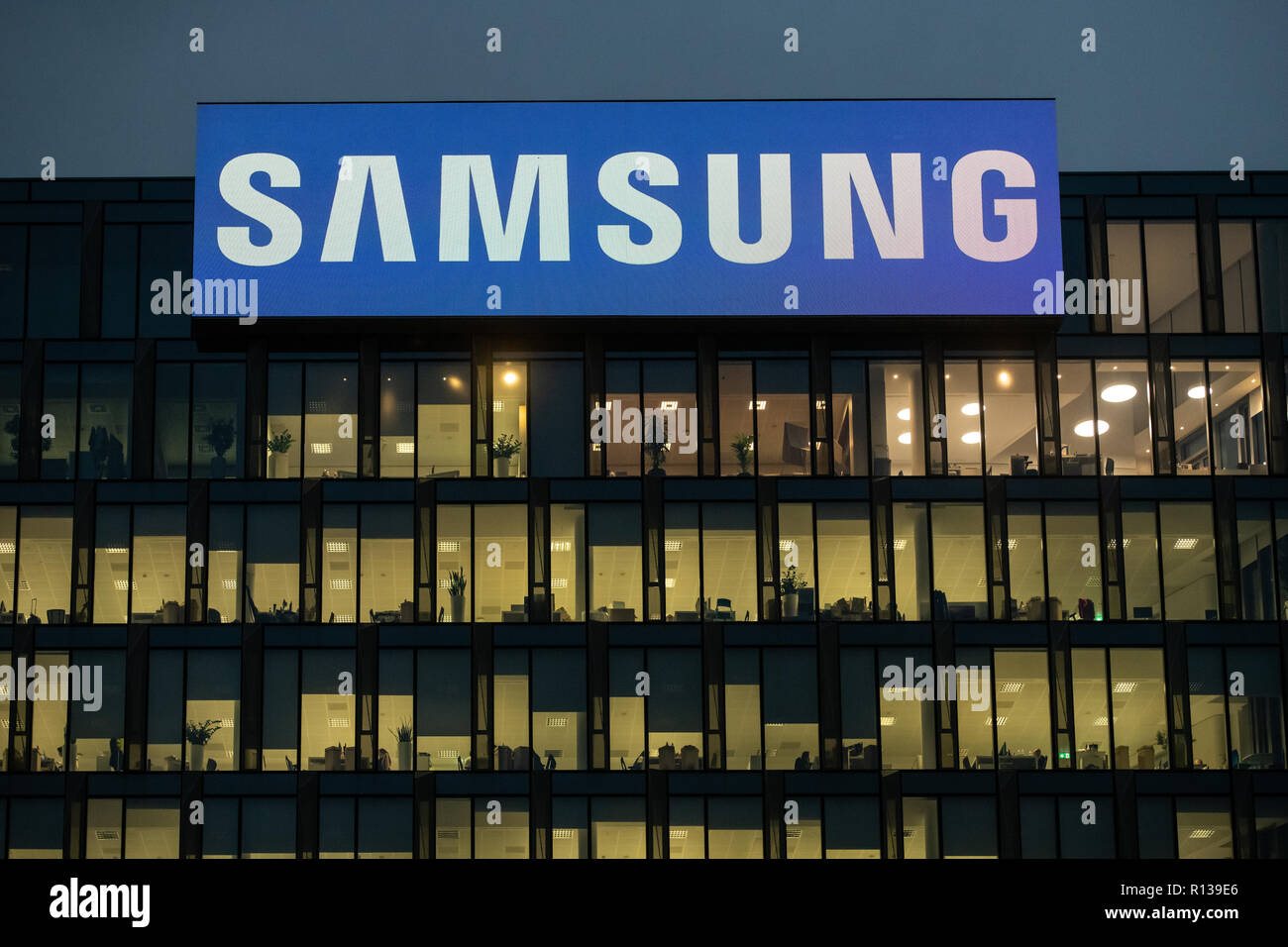 Samsung sede edificio per uffici di notte con finestre illuminate a Milano il 8 novembre 2018. Foto Stock