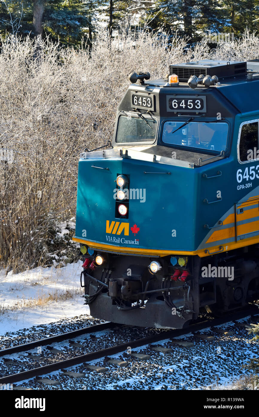 A chiudere l'immagine verticale di una via treno treno motore viaggiando su una pista nelle zone rurali di Alberta in Canada. Foto Stock