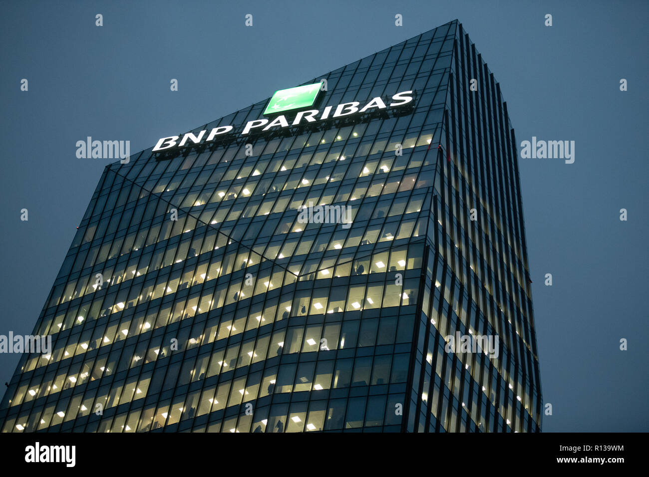 BNP Paribas ufficio della sede centrale edificio (Diamond Tower ) di notte a Milano il 8 novembre 2018. Foto Stock