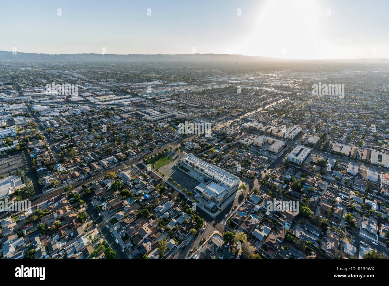 Nel tardo pomeriggio vista aerea verso Saticoy St e Laurel Canyon Blvd nella valle di San Fernando quartieri di Los Angeles, California. Foto Stock